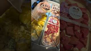 Selling glutinous rice cakes as snacks