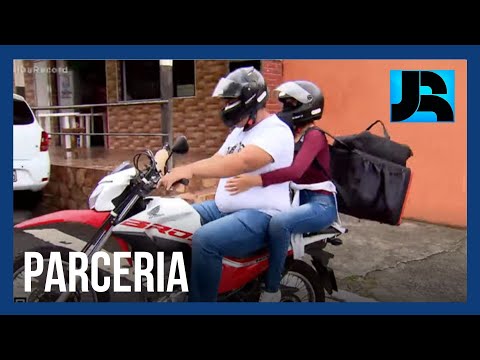 Casais passam a trabalhar juntos como entregadores e unem forças em rotina árdua