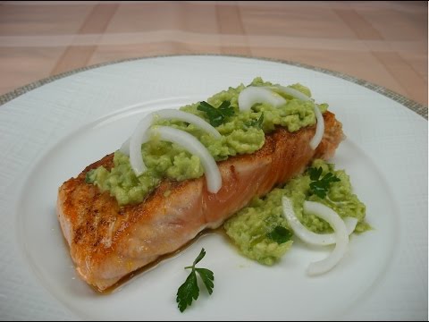 Salmón con salsa de aguacate
