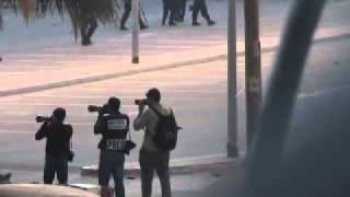 preview picture of video 'أبوصيبع: إعتقال متظاهر أمام أعين مراسلي رويترز'