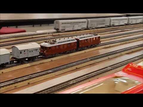 BLS Ae 8/8 Selbstbau mit selbstgebauten Schweizer Blech Wagen im alten Stil.