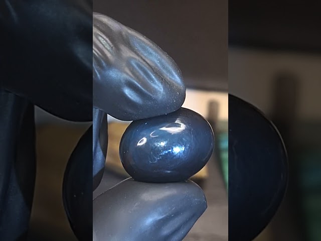 حجر أوبسيدان عين الملكة أسود مع توهج باللون الأزرق...