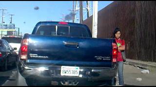 En Mexicali.. en el cruce para calexico, las viejas se acercan a los automóviles para VENDERSE..
