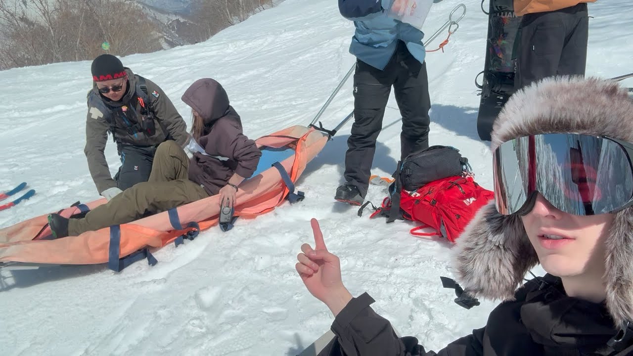 Snowboarding in Japan - Teaching my Friend (INJURY) 