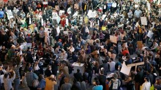 Confusion over travel ban sparks chaos at airports