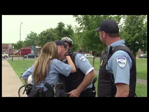 Policière ne fait pas la bise à n'importe qui !