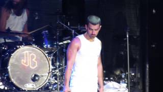 Jonas Brothers - When You Look Me In The Eyes - Live