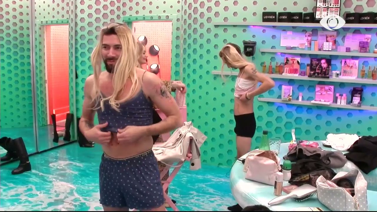 Rreng Brikenës/ Angelo dhe Juxhini vendosin paruke dhe veshin pizhamet e Selin