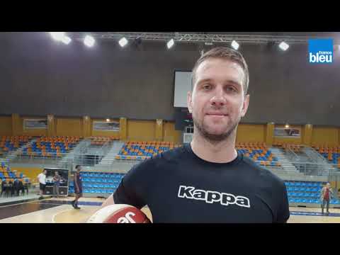 Présentation d'une partie de l'équipe de l'OLB par le coach Germain Castano