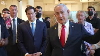 ראש הממשלה נתניהו ומזכיר המדינה האמריקני רוביו בכותל המערבי (עדכוני משרד ראש הממשלה) - התמונה מוצגת ישירות מתוך אתר האינטרנט יוטיוב. זכויות היוצרים בתמונה שייכות ליוצרה. קישור קרדיט למקור התוכן נמצא בתוך דף הסרטון