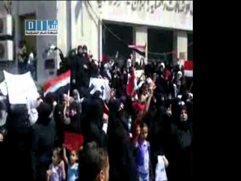 مظاهرة بمشاركة نسائية في ساحة العاصي في مدينة حماة في جمعة "ارحل"