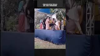 Download lagu ibu ibu Jatuh dari panggung karena keasikan joget..#videolucu #videoshort #short #youtubeshorts #fyp mp3