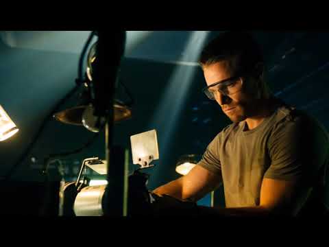 Arrow 1x01 - Oliver Sets Up the Arrow Cave