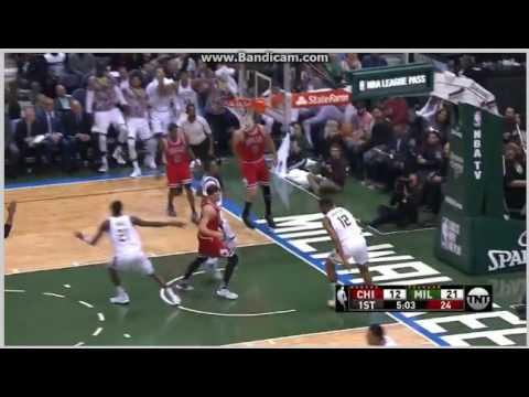 Jabari Parker Dunk on Robin Lopez - Milwaukee Bucks vs. Chicago Bulls - NBA - 15/12/2016