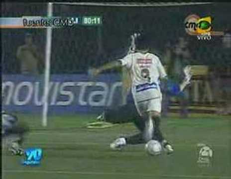 "U" vence 2-1 a Alianza y al arbitraje en contra