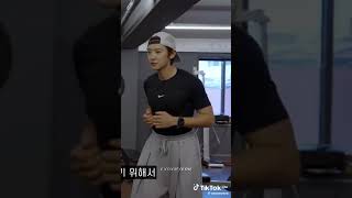 Download lagu Chanyeol in GYM JUNGKOOK😳🥵 #exo #chanyeol #kpop #shorts #kimjungkook mp3