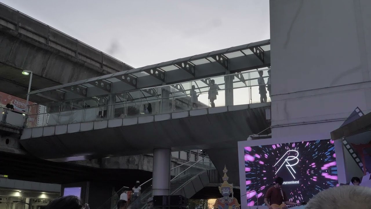 ฉันเห็น ฉันรับรู้ ฉันฟังเสียงร้องแห่งรัก  Hello Blue ! bangkok again !!!