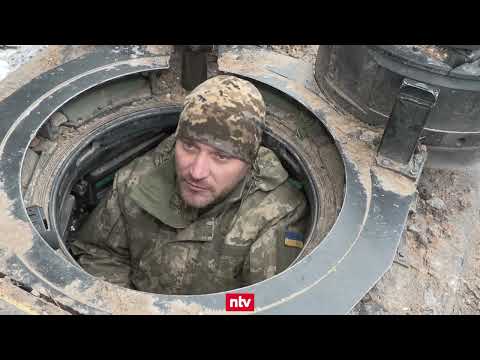 "Gerettet von deutscher Panzerung" - Ukrainische Besatzung zeigt zerschossenen Leopard 2 | ntv