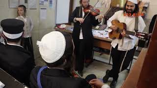 “סינגל המאה עם קליפ מטורף: “להיות אצלי על ראש השנה”…