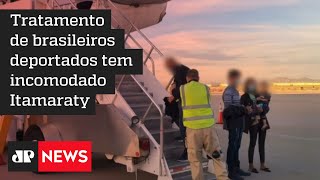 Brasileiros deportados dos EUA reclamam do uso de algemas