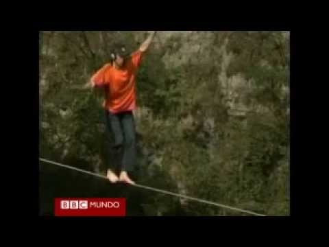 Equilibrista camina sobre una cuerda sin protección a 1.800 metros de altura.mp4