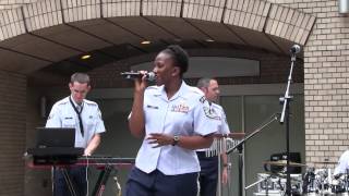 米国空軍太平洋音楽隊　「Ｌｅｔ ｉｔ go」　を歌う。