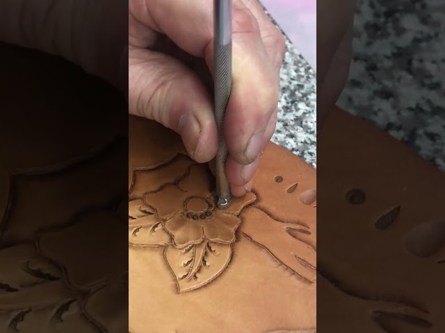 Vídeo relacionado con UHAPEER conjunto de herramientas de cuero, manualidades de cuero con herramientas, artesanías de cuero con video tutoriales, sellos, juegos de proyectos artesanales, juegos de cuero para cuero