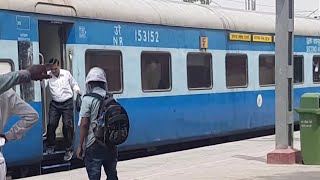 preview picture of video 'OMG ||रेलवे टीटीई ने तोडा नियम चलती ट्रेन से उतरा||'