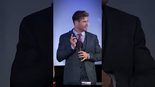 Chris Hemsworth Calls Robert Downey Jr. In An Event #robertdowneyjr #thor #ironman
