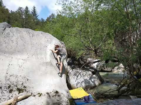 Val Resia bouldering: Dardej 7A/V6
