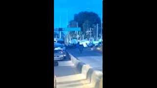 preview picture of video 'Accidente en la Av. 25 de febrero, Camión pierde el control y se volteo'
