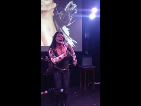 Oggi Junco re loca cantando post punk como la mejor