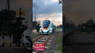 Download lagu Kereta Api Masa Depan, Palang Pintu Kereta Api Rusak.#keretaapi #train #shorts #trendingnow mp3