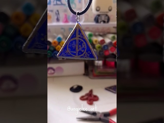 Vídeo relacionado con Harry Potter pendientes Reliquias de la muerte plateado longitud 3,3cm adorno