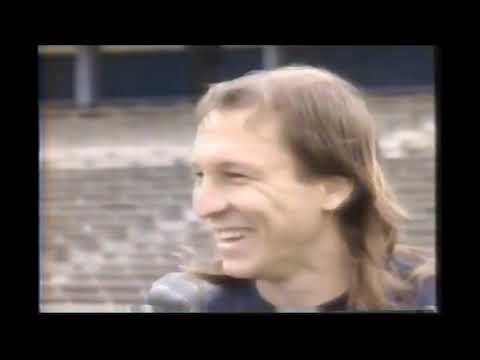 Jogadores de Grêmio e Internacional capricham no visual antes de clássico em 1992