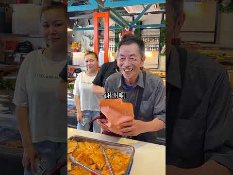 老爷爷没钱买饼，小然哥免费送饼的同时维护了老爷爷的尊严！ #搞笑 #正能量剧情 #funny