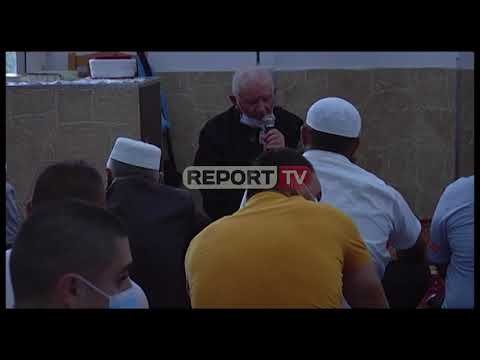 Besimtarët lushnjarë falin Kurban Bajramin me maska por pa distancë, dezinfektojnë duart në hyrje