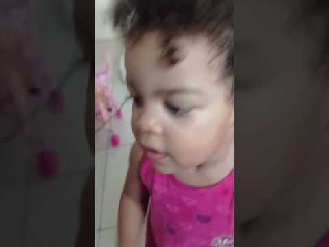 ganhou . chocolate 🍫 da mamae 😍Maria Fernanda criança de 2 anos