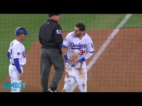 Cody Bellinger hits a bases-clearing double then his pants fall down, a breakdown