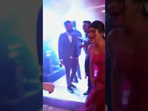 වෙඩින් එකකට ගියාම මෙහෙමවත් පොඩ්ඩක් නටන්න ඔනේ නේද