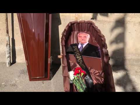 Քաղաքացիները Անդրանիկ Քոչարյանի շենքի մոտ դագաղ են դրել