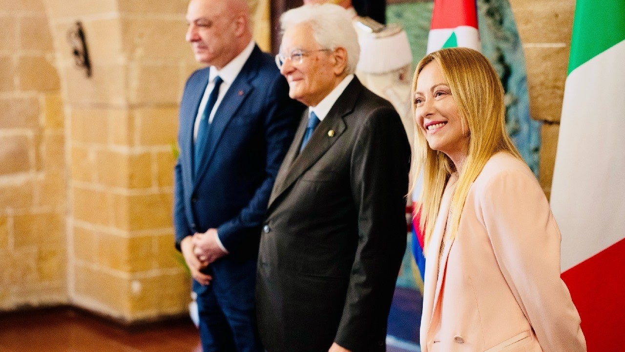 MELONI E MATTARELLA ACCOLGONO LE DELEGAZIONI AL CASTELLO ARAGONESE PER I GIOCHI DEL MEDITERRANEO