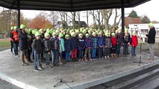 preview picture of video 'Afscheidslied in de muziekkoepel op de Boerestreek door leerlingen van O.B.S. De Riemsloot'