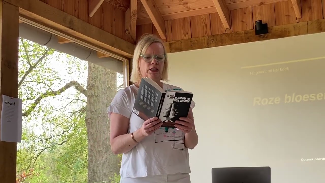 Roze bloesem — voorlezing uit Op zoek naar de moeder van mijn dochter | Irene Vos