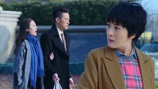 軟飯男拿著妻子的錢在外面養女人，不料被妻子閨蜜发现，閨蜜立刻告訴妻子！