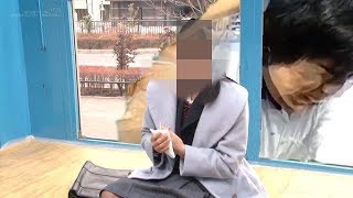 MM号のガラスを割ろうとする人