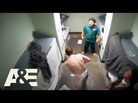 60 Days In: Inmate Nick Fights Pod Bully | A&E