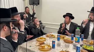 בסיום לתלמידי ישיבת 'צאנז' עם מקהלת מלכות בניצחו של פנחס ביכלר, ובחור הפלא בנצי קלצקין. .