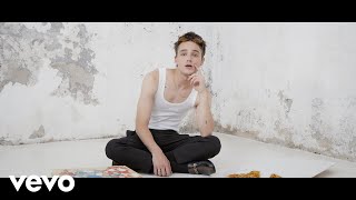 Pizza Fría Music Video