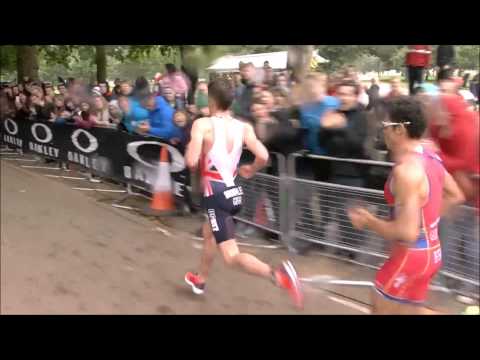 Jonathan Brownlee vs. Javier Gomez: 2013 ITU World Championships